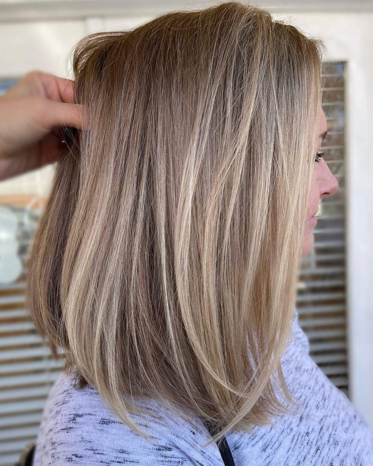Brunette and beige blonde hair with fine blended highlights
