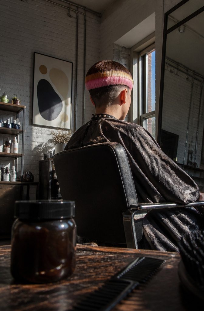 Neapolitan hairstyle photograph accompanying text about structured cuts and three color bands